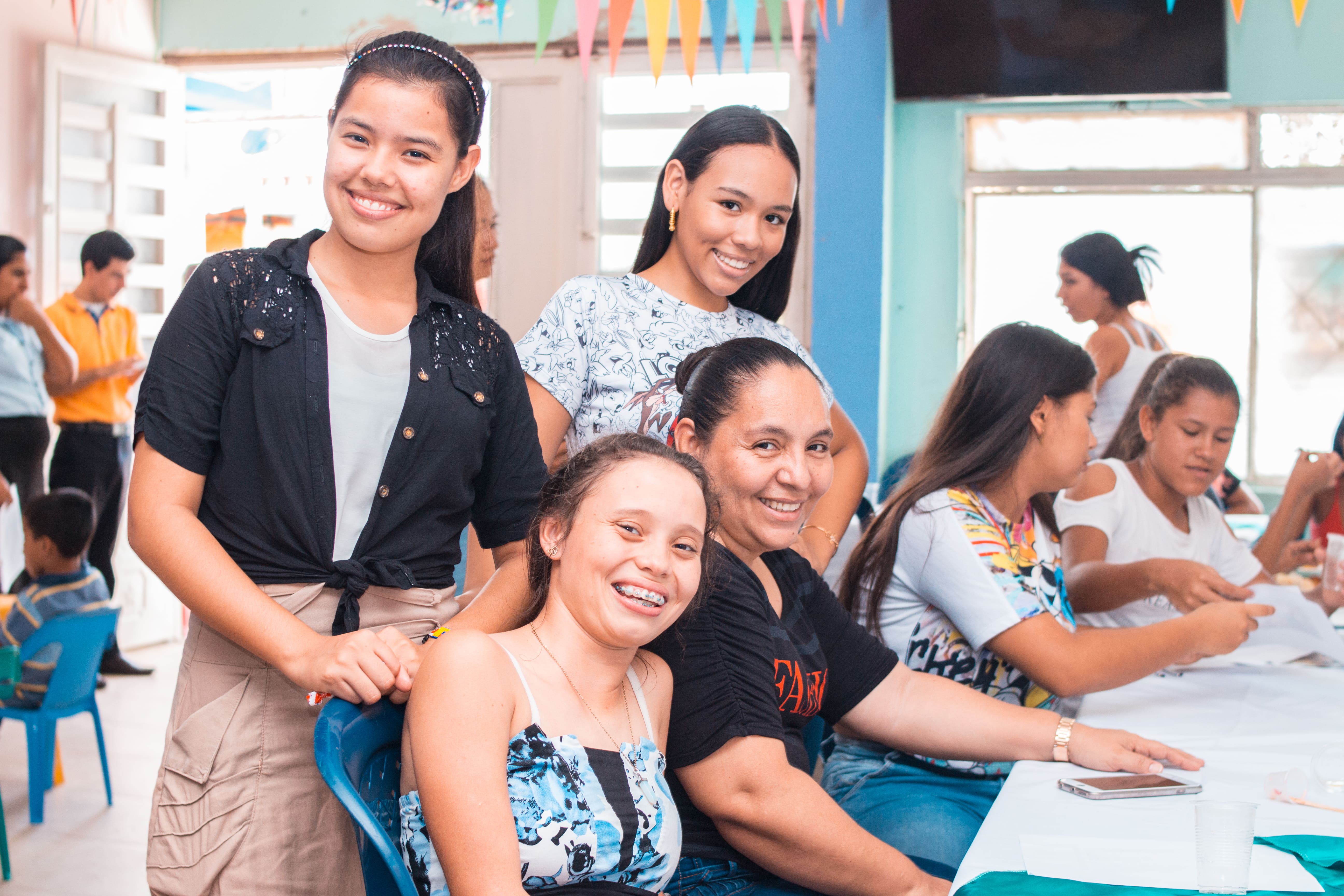 Aqui se muestra a la psicológa junto a unas chicas de la fundacion